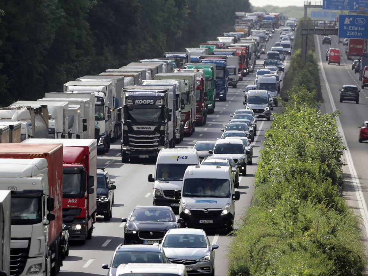 Autobahn A4 Stau zwischen Klettenberg und Autobahnkreuz Köln West Fahrtrichtung Aachen liegengebliebener LKW