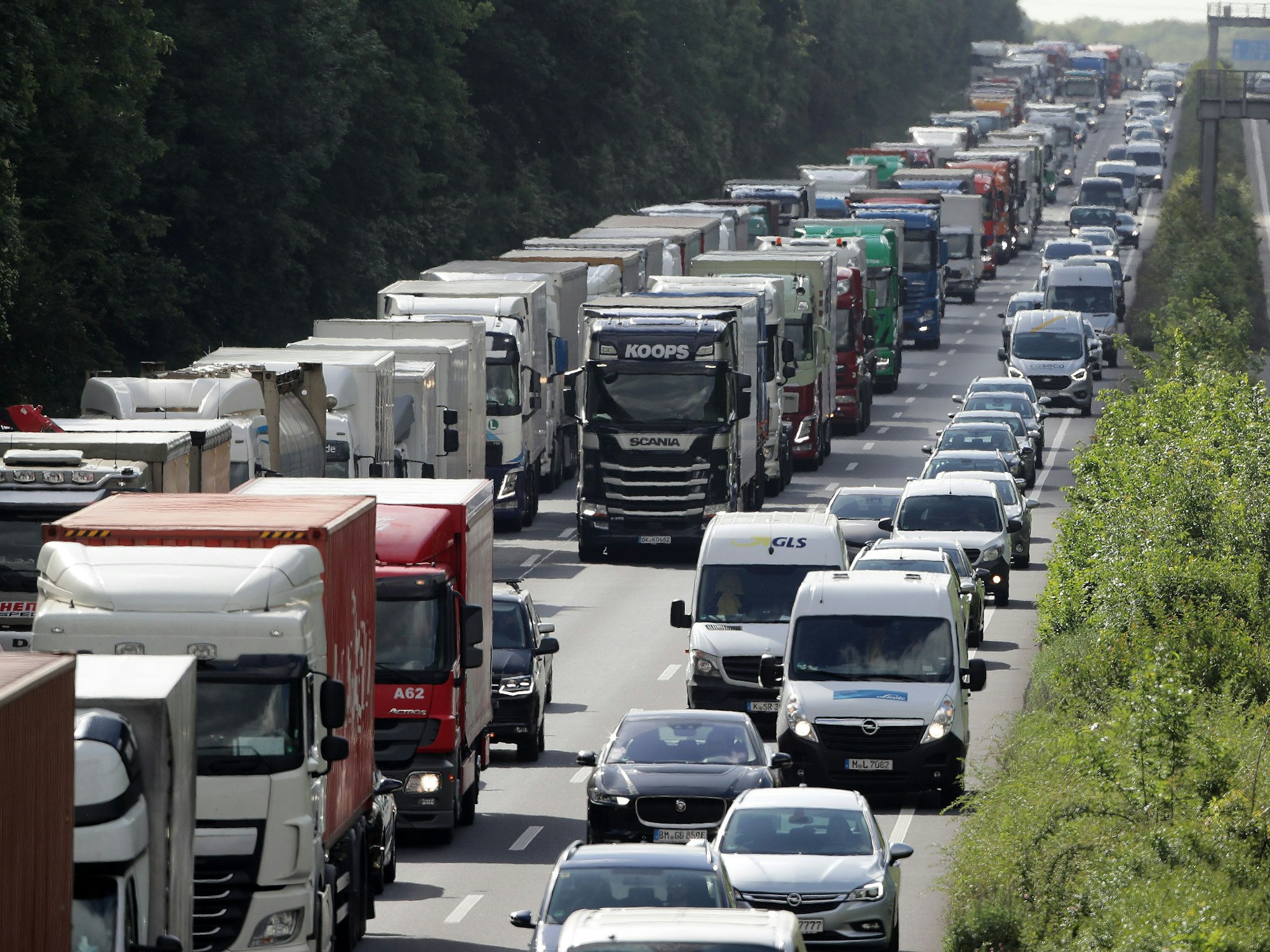 Fahrzeuge stehen auf der Autobahn A4 im Stau.