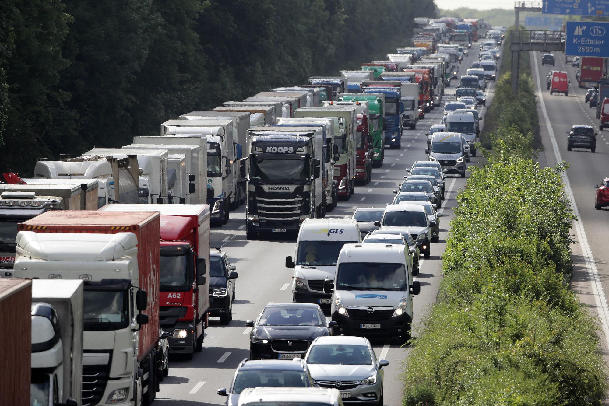 Fahrzeuge stehen im Stau auf der Autobahn A4 bei Köln.