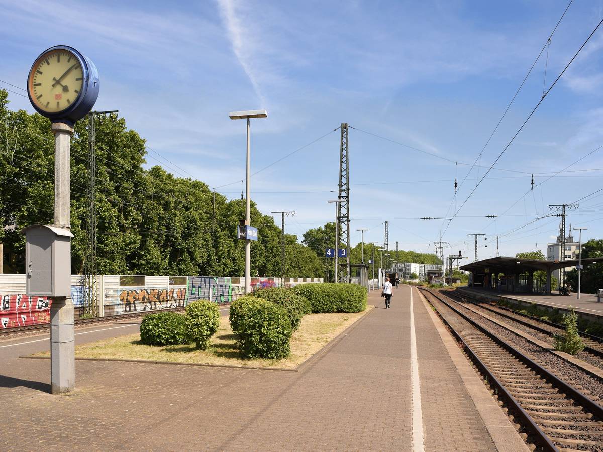Leerer Bahnsteig am Bahnhof Köln-Süd.