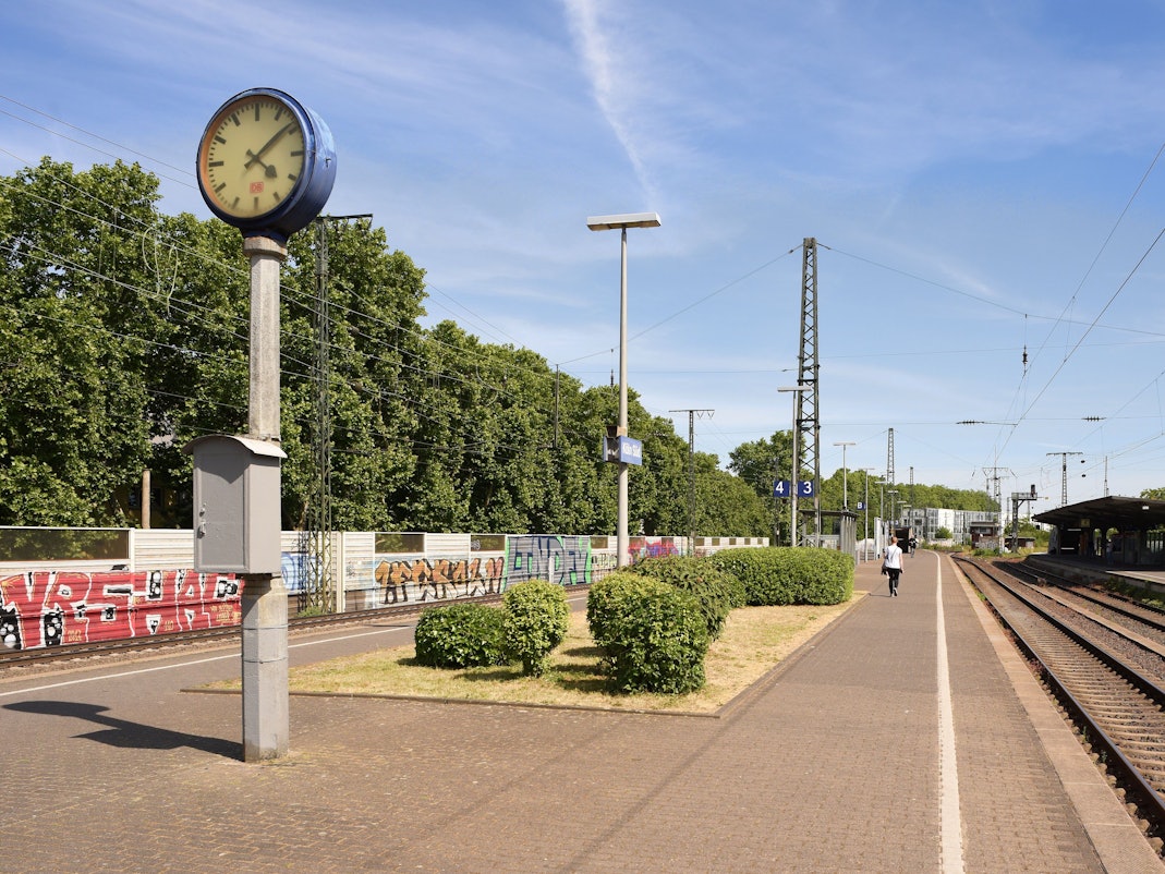 Leerer Bahnsteig am Bahnhof Köln-Süd.