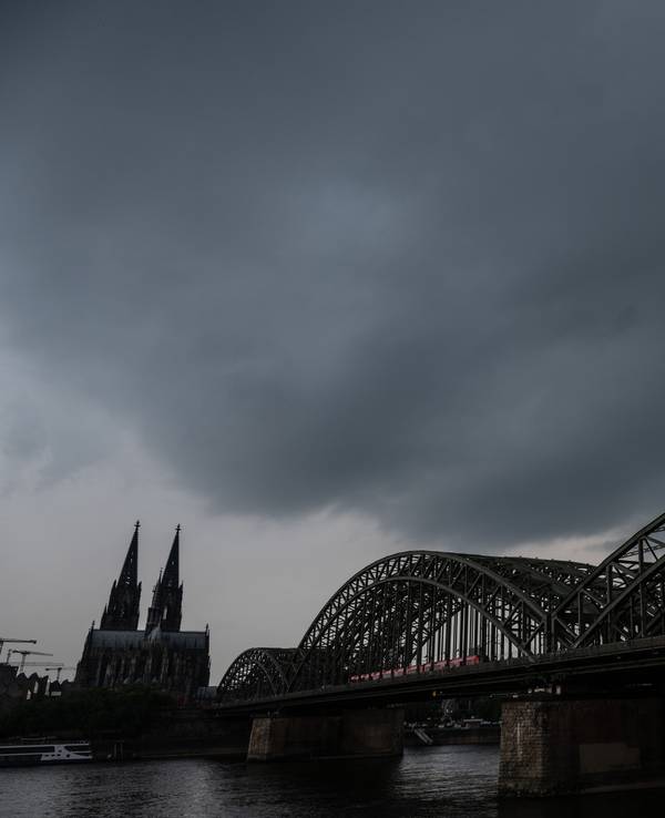 Dunkle Gewitterwolken ziehen über dem Dom auf. Der Deutsche Wetterdienst warnt vor unwetterartigen Gewittern mit Starkregen und Hagel im Rheinland.