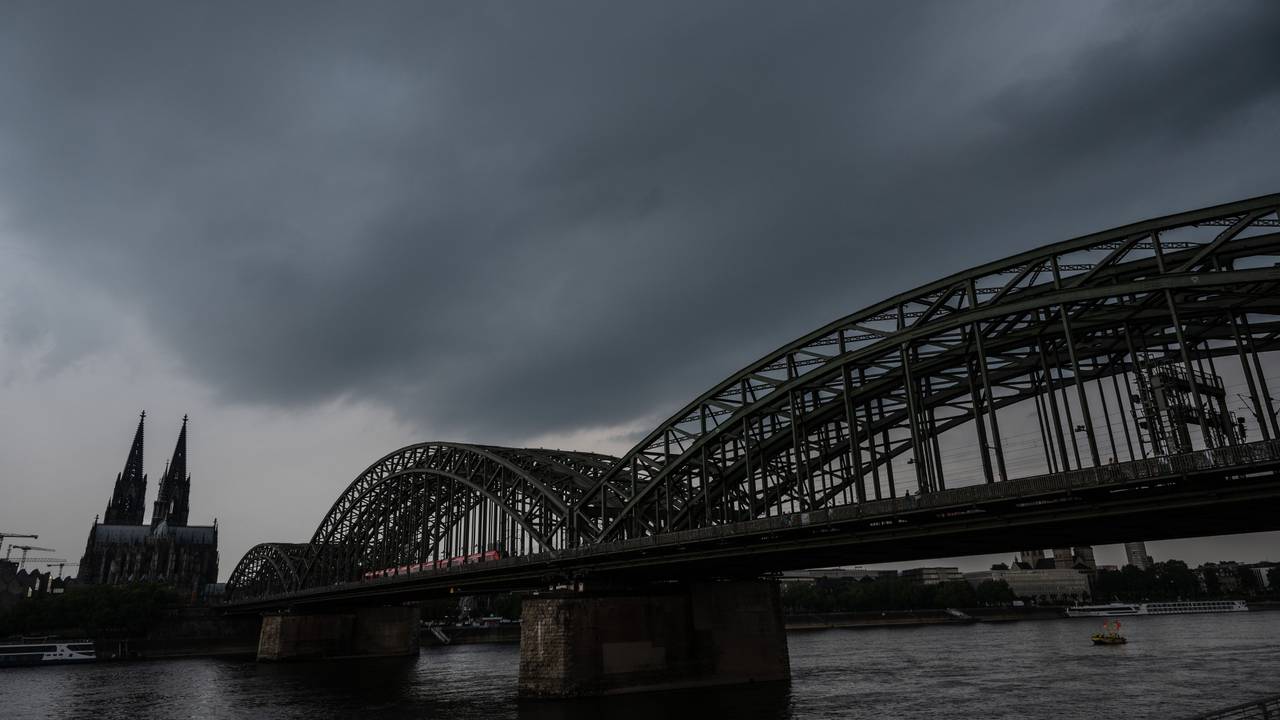 Dunkle Gewitterwolken ziehen über dem Dom auf. Der Deutsche Wetterdienst warnt vor unwetterartigen Gewittern mit Starkregen und Hagel im Rheinland.