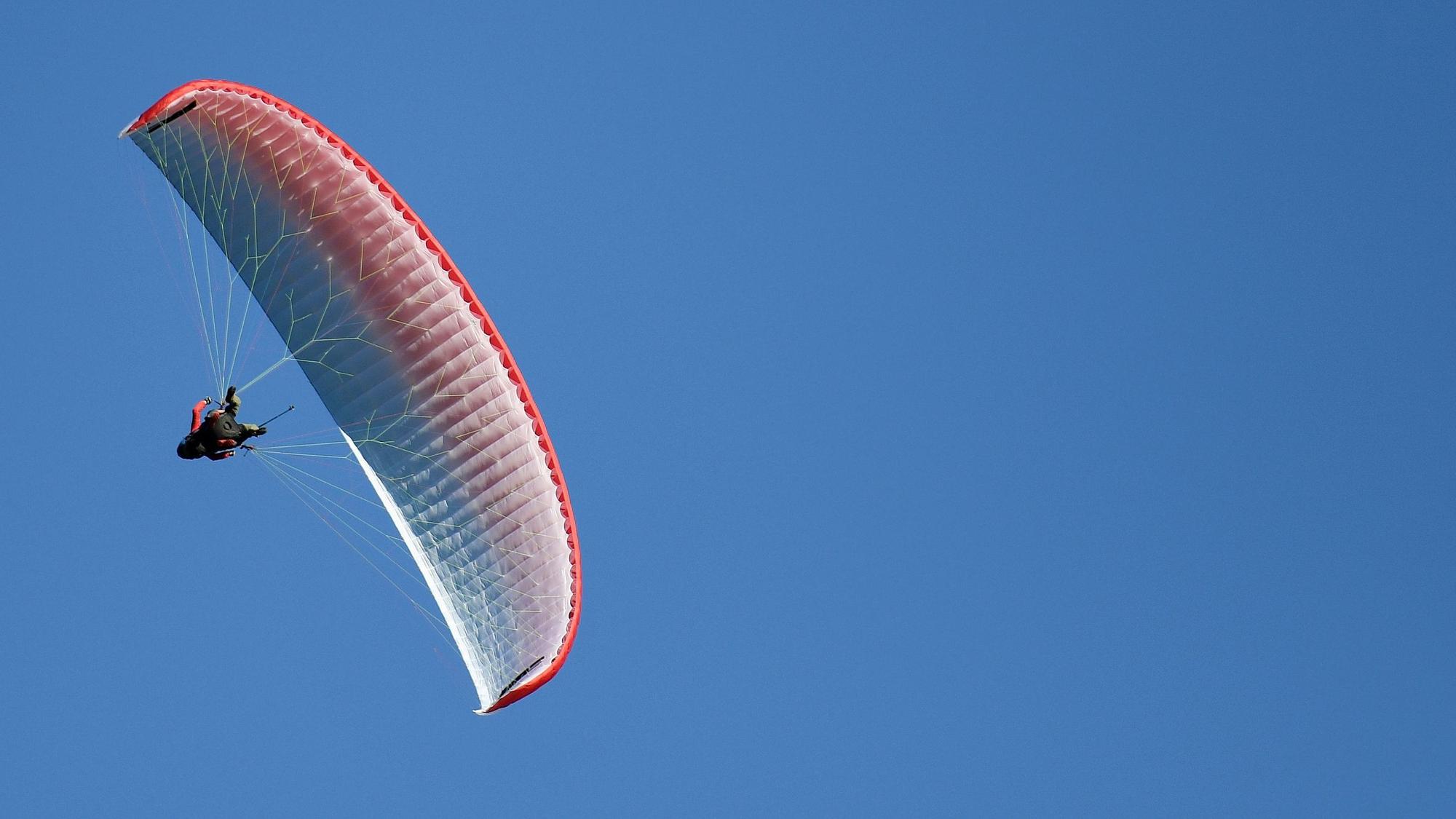 Ein deutscher Paragleiter wird in Österreich von einer Windböe erfasst und stürzt ab. Er kommt bei dem Unglück ums Leben. Unser Symbolbild zeigt einen Paragleiter in Bayern im Jahr 2021.