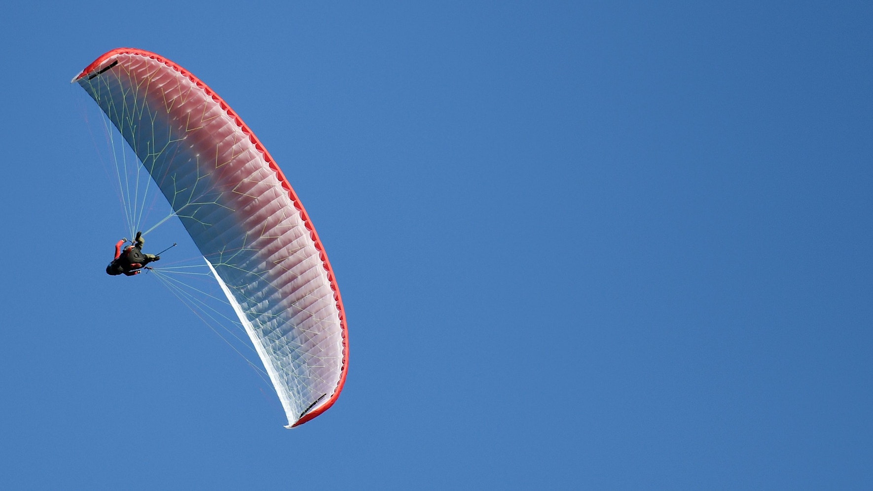 Ein deutscher Paragleiter wird in Österreich von einer Windböe erfasst und stürzt ab. Er kommt bei dem Unglück ums Leben. Unser Symbolbild zeigt einen Paragleiter in Bayern im Jahr 2021.