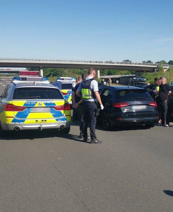 Die Bundespolizeiinspektion Aachen und die Autobahnpolizei Frechen stellen das verdächtige Fahrzeug sicher.