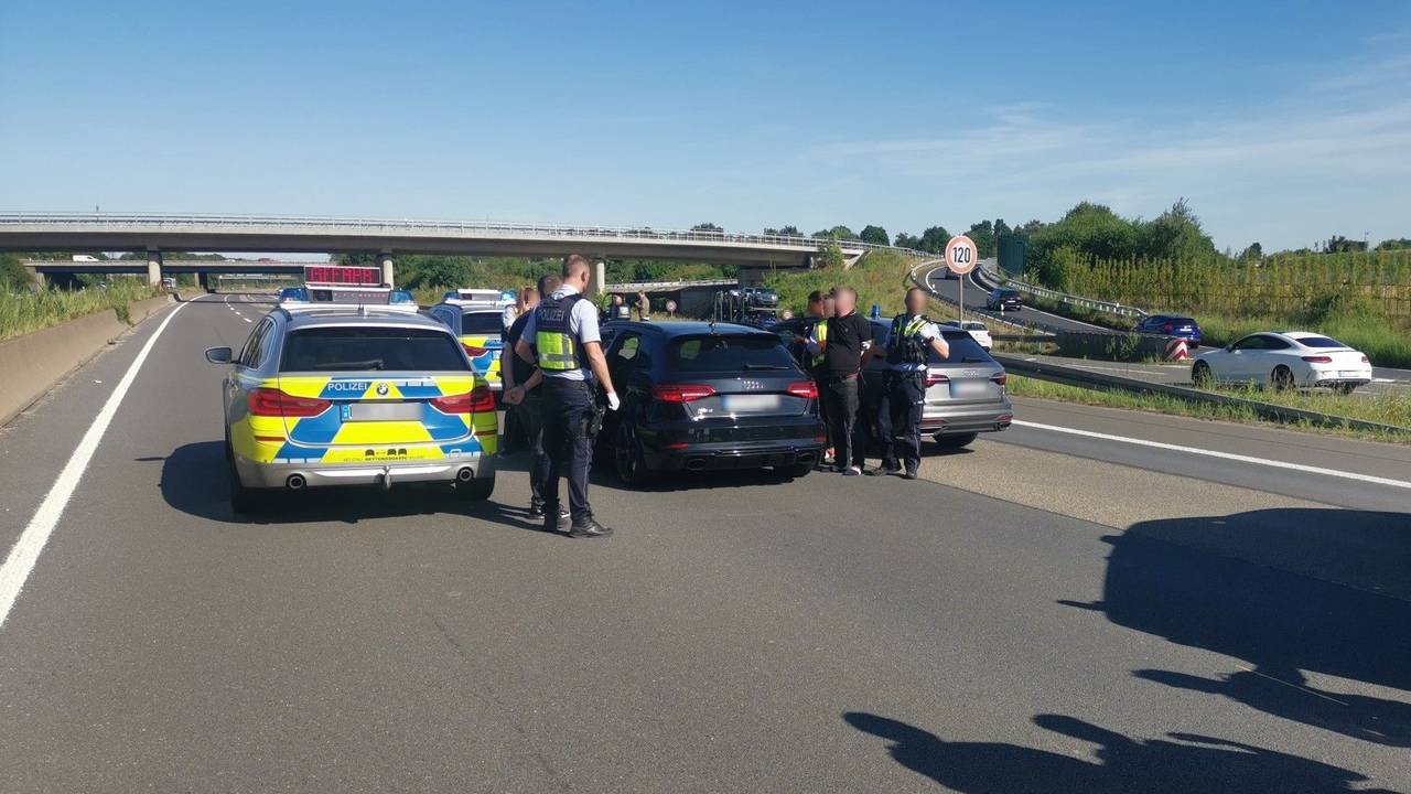 Die Bundespolizeiinspektion Aachen und die Autobahnpolizei Frechen stellen das verdächtige Fahrzeug sicher.