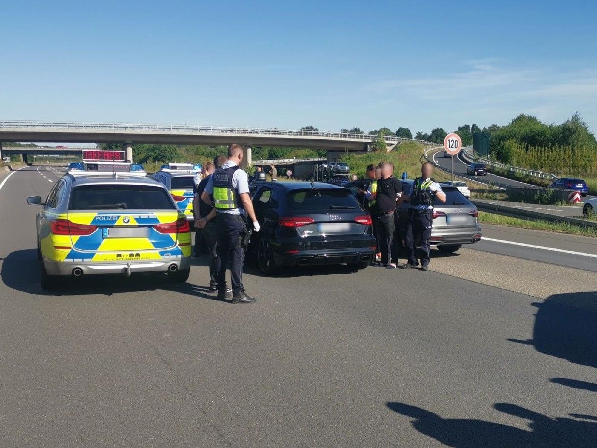 Die Bundespolizeiinspektion Aachen und die Autobahnpolizei Frechen stellen das verdächtige Fahrzeug sicher.