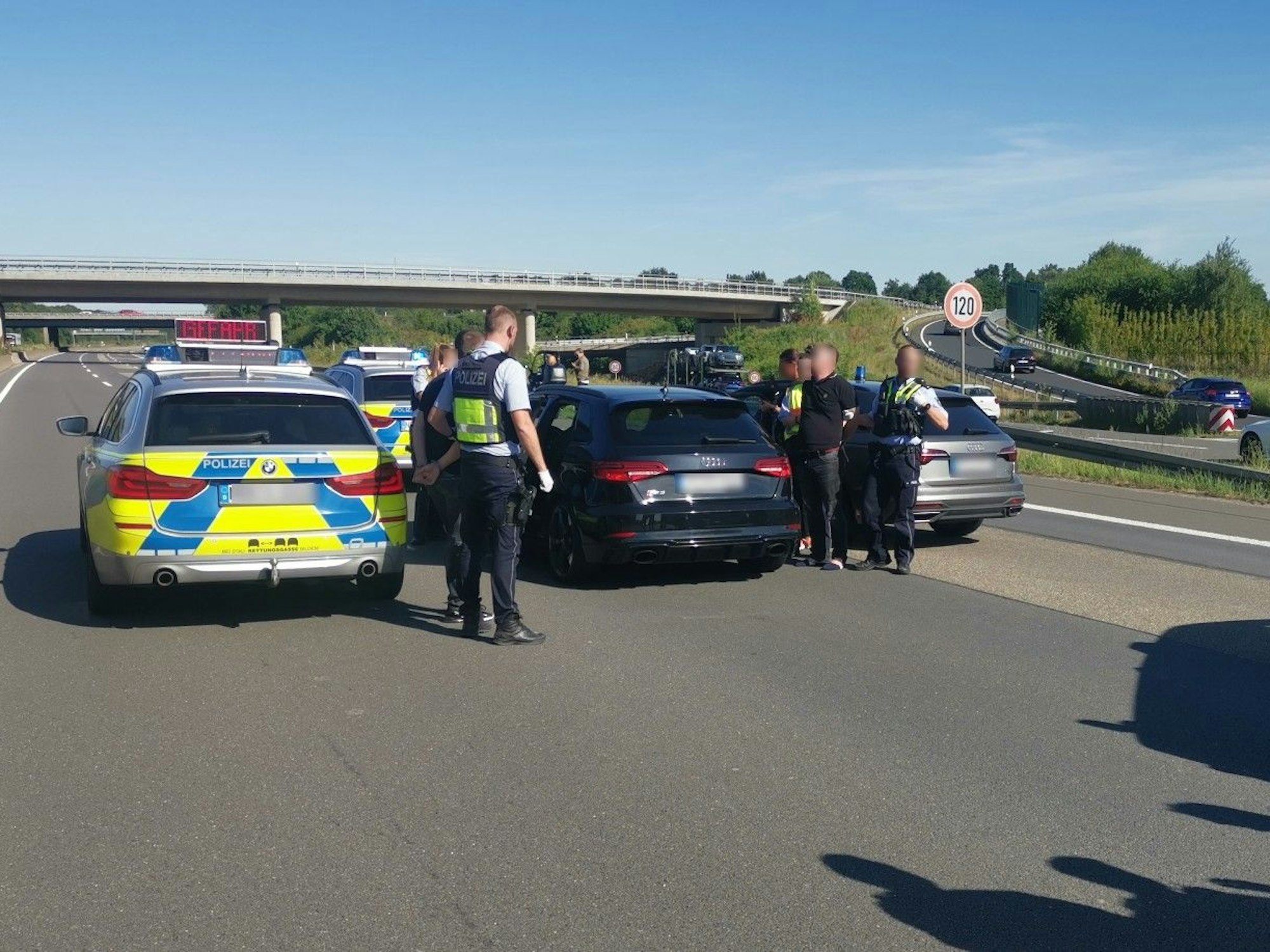 Die Bundespolizeiinspektion Aachen und die Autobahnpolizei Frechen stellen das verdächtige Fahrzeug sicher.