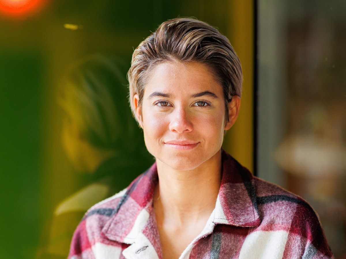 Bauleiterin Hanna Sökeland lächelt vor dem dpa-Interview. Sie ist die "Princess Charming" der zweiten Staffel der gleichnamigen RTL-Dating-Show