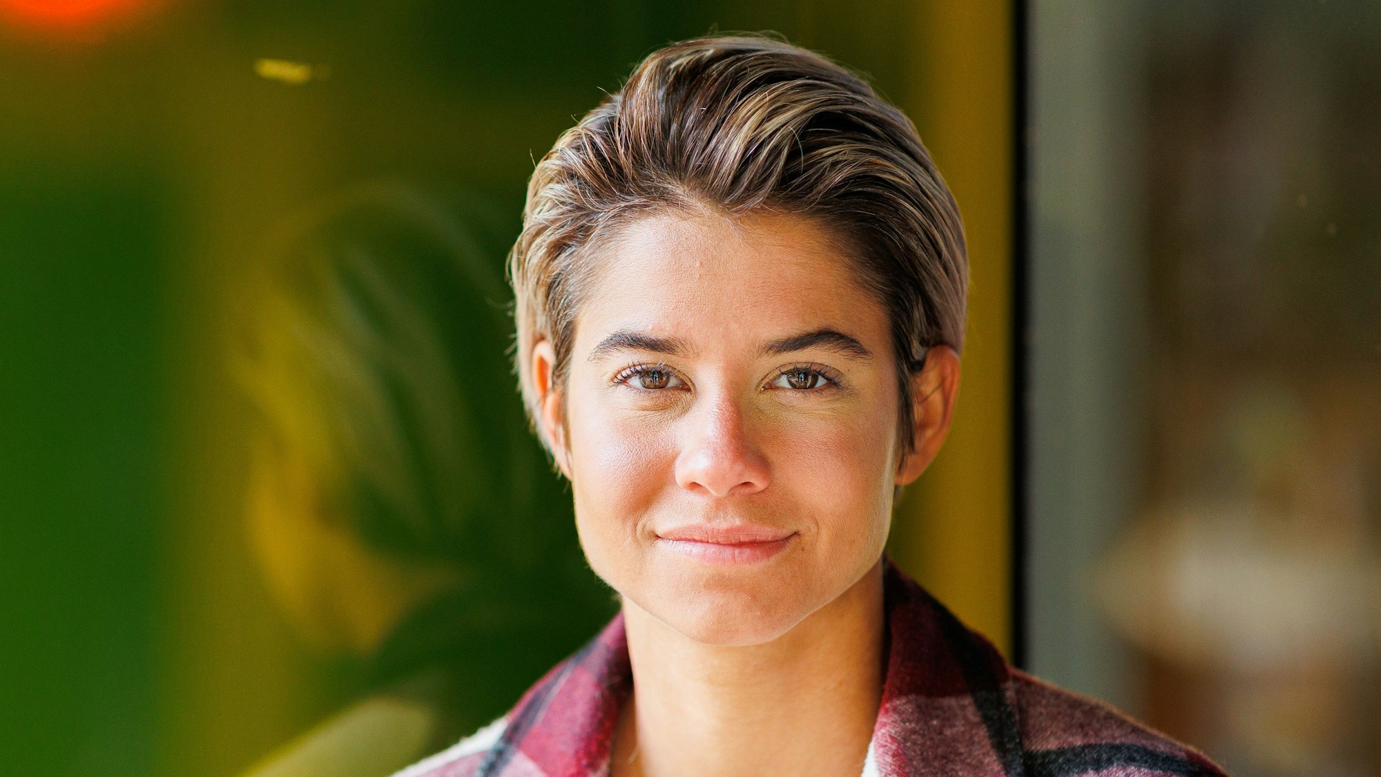 Bauleiterin Hanna Sökeland lächelt vor dem dpa-Interview. Sie ist die "Princess Charming" der zweiten Staffel der gleichnamigen RTL-Dating-Show