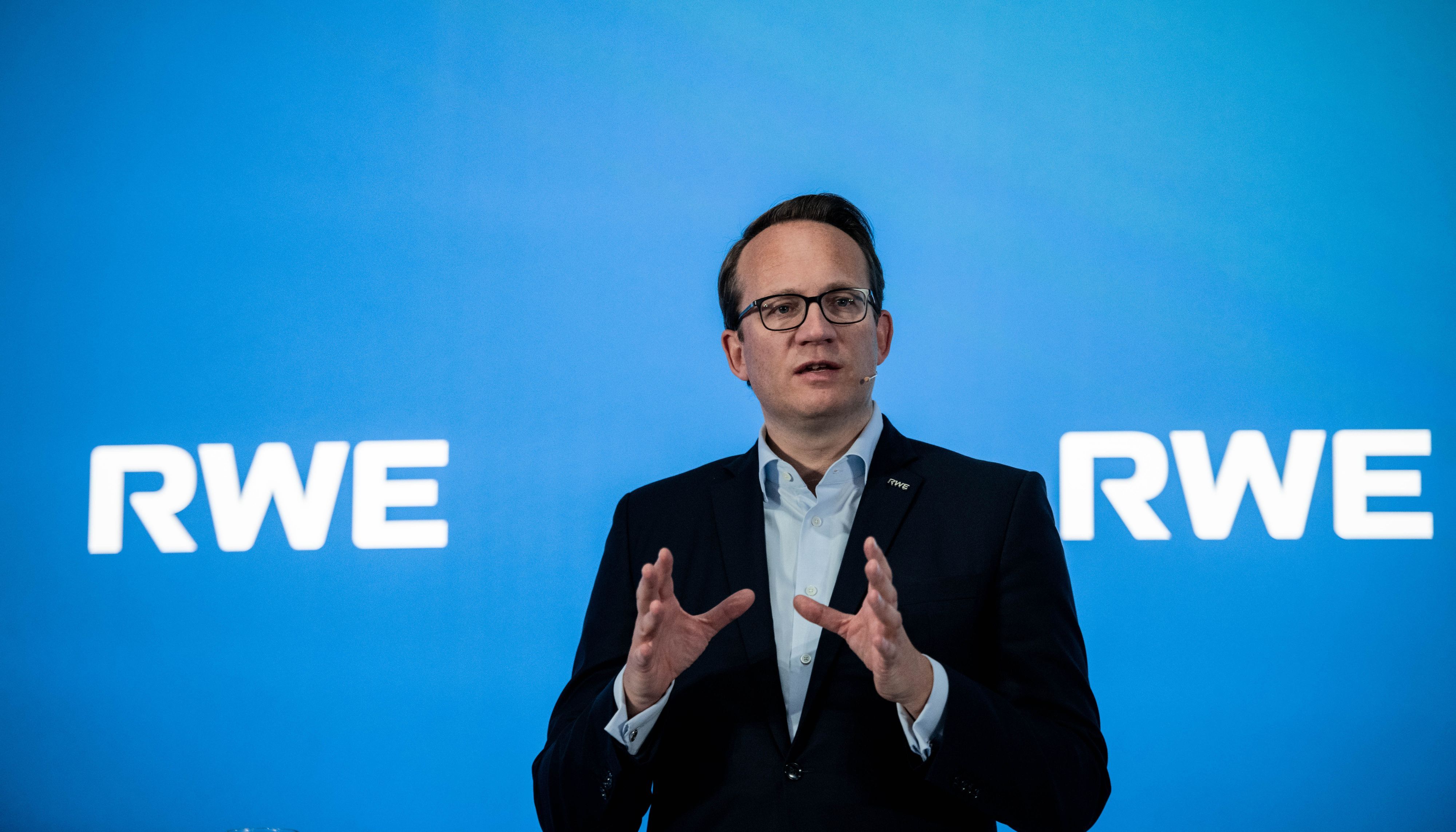 Markus Krebber, Vorstandsvorsitzender der RWE AG, redet bei einer Pressekonferenz.