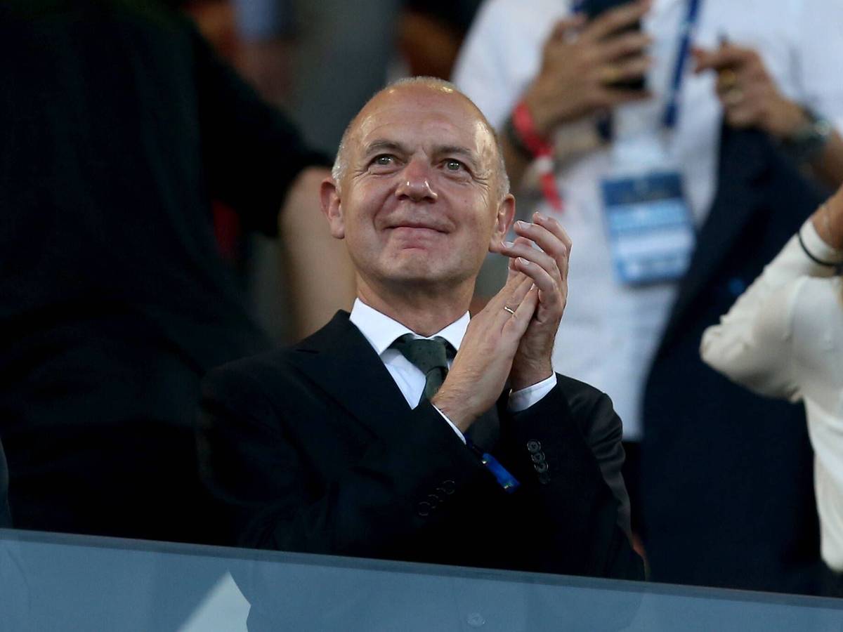 DFB-Präsident Bernd Neuendorf applaudiert auf der Tribüne.