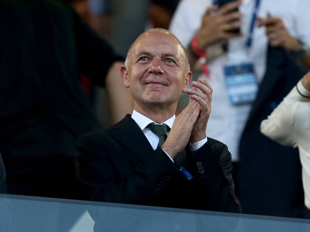 DFB-Präsident Bernd Neuendorf applaudiert auf der Tribüne.