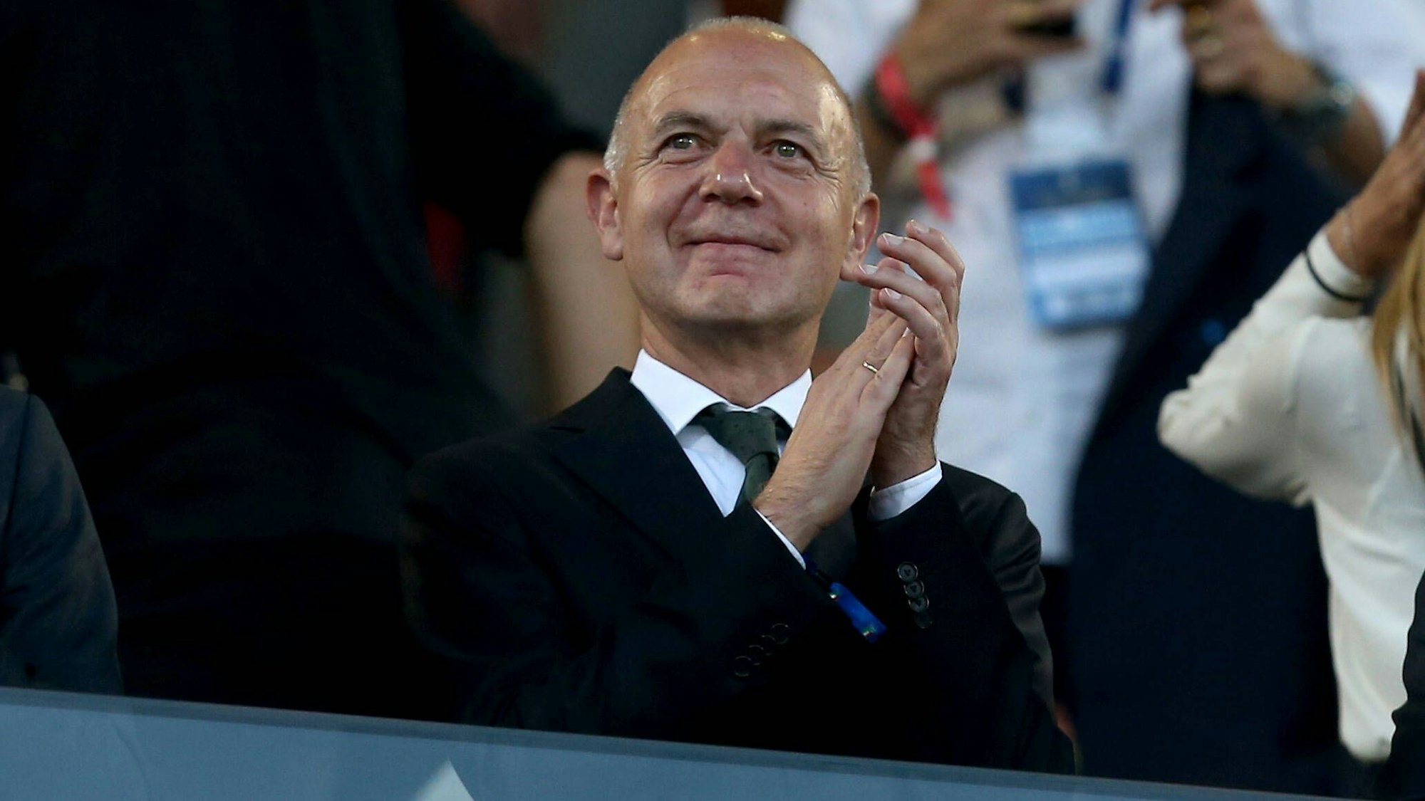 DFB-Präsident Bernd Neuendorf applaudiert auf der Tribüne.