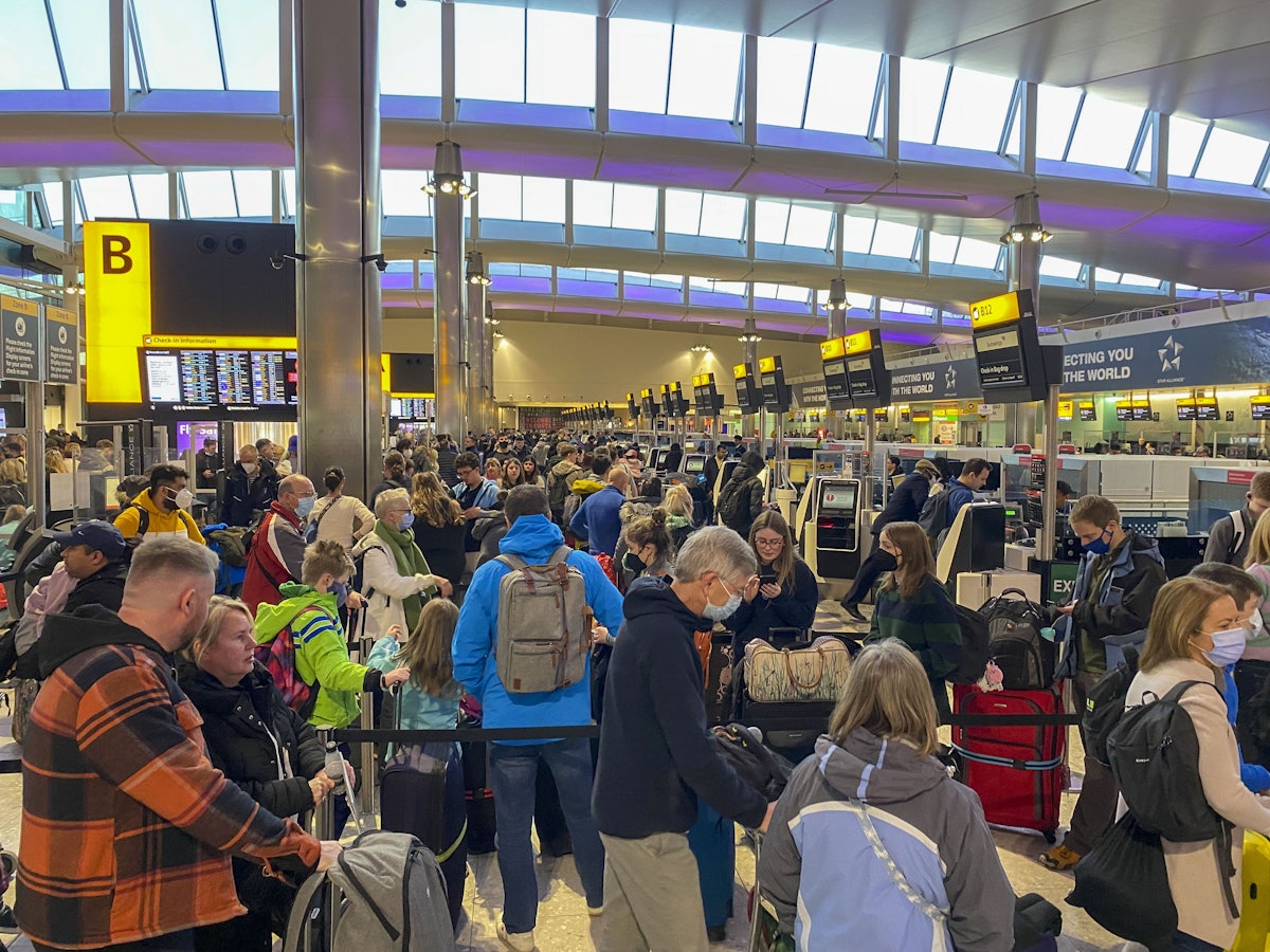 Am Flughafen London Heathrow ist am vergangenen Wochenende ein großes Chaos ausgebrochen. Das Foto zeigt Fluggäste am 9. April 2022.