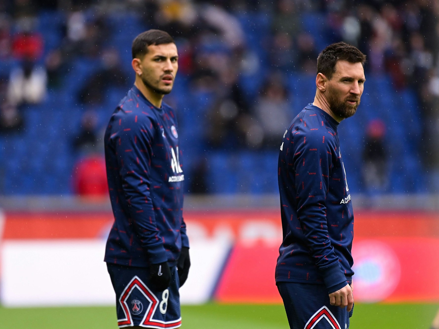 Leandro Paredes und Lionel Messi schauen in eine Richtung.