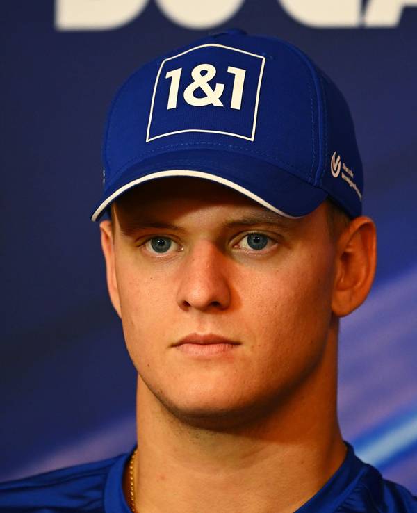 Mick Schumacher schaut bei einer Pressekonferenz in Richtung der Journalisten.