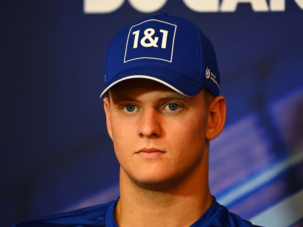 Mick Schumacher schaut bei einer Pressekonferenz in Richtung der Journalisten.