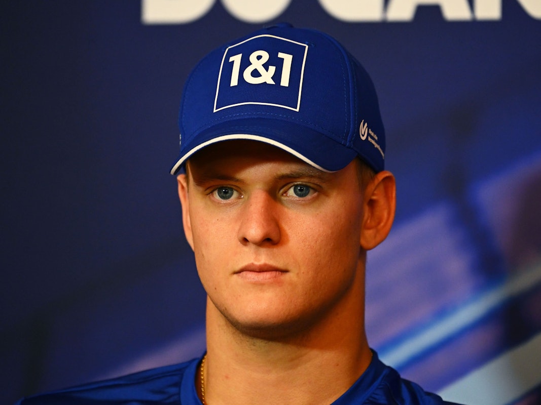 Mick Schumacher schaut bei einer Pressekonferenz in Richtung der Journalisten.