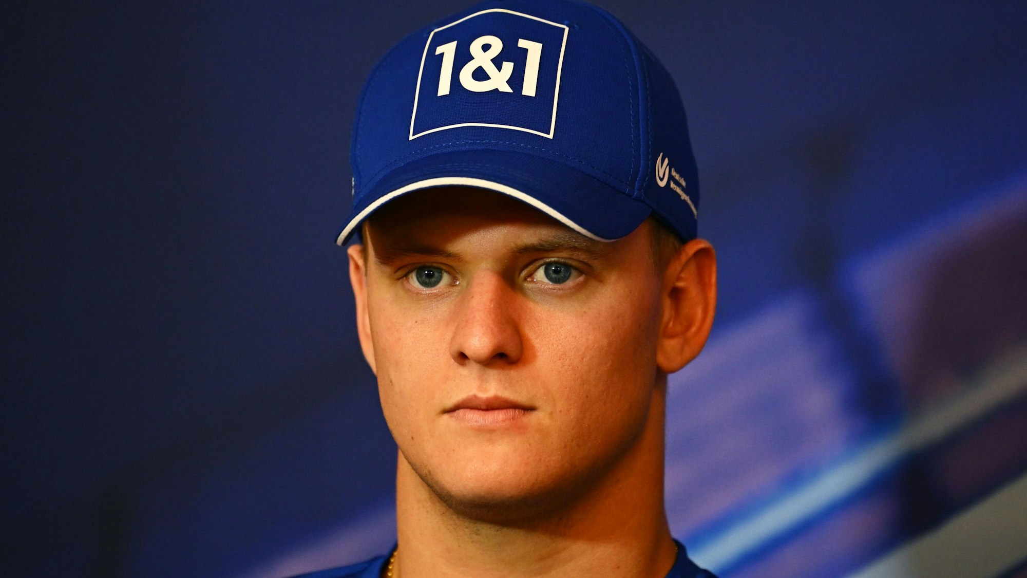 Mick Schumacher schaut bei einer Pressekonferenz in Richtung der Journalisten.