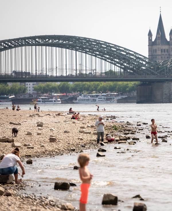So wie hier im Rhein bei Köln am 18. Juni 2022 gehen immer wieder Menschen gerade bei den hohen Temperaturen in den Fluss