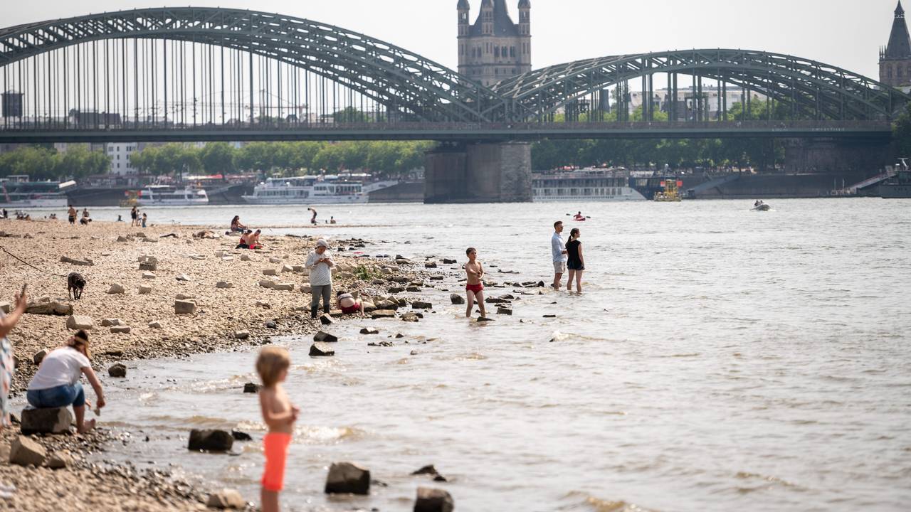 So wie hier im Rhein bei Köln am 18. Juni 2022 gehen immer wieder Menschen gerade bei den hohen Temperaturen in den Fluss