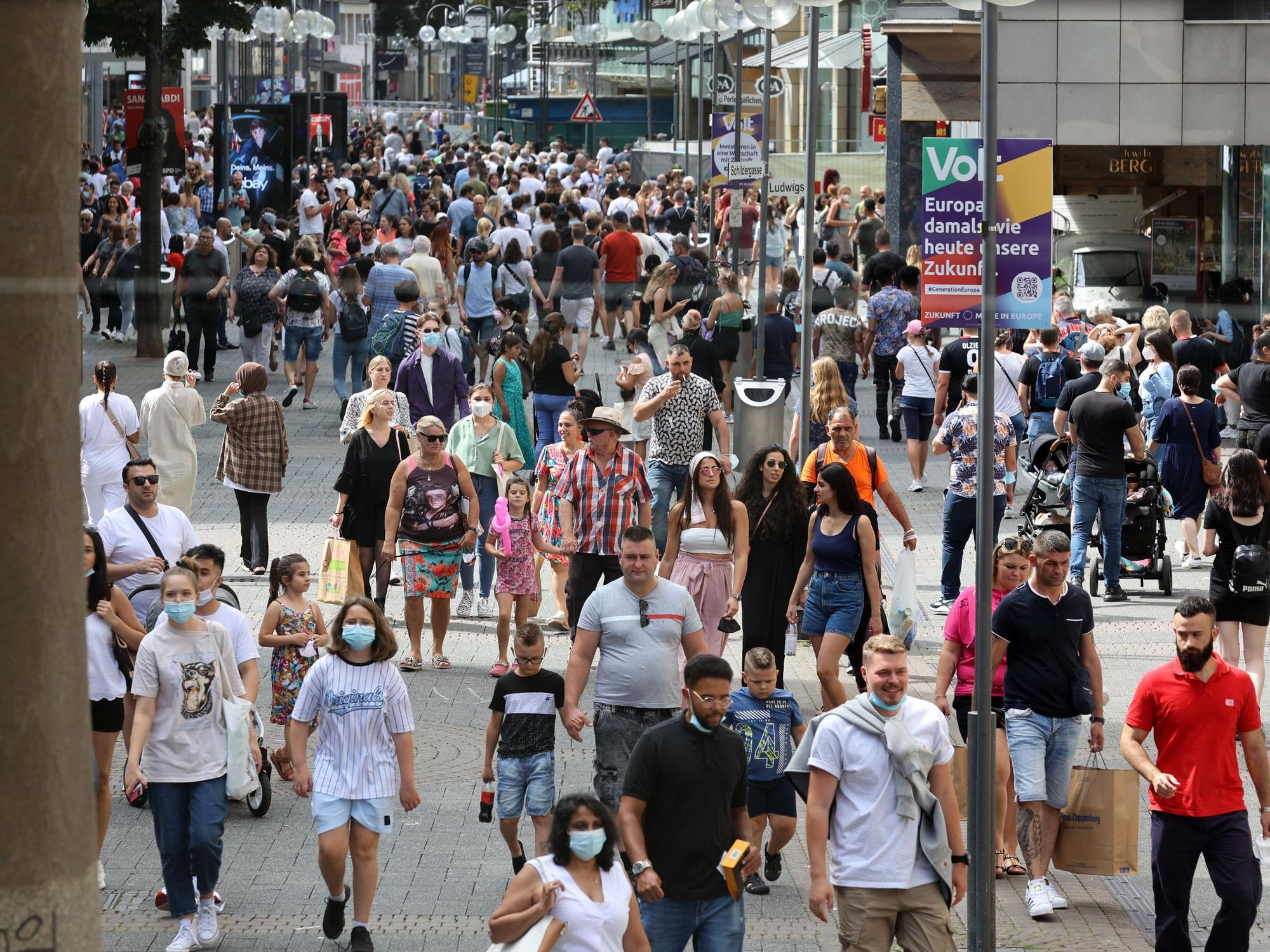 Menschen gehen über die volle Schildergasse in Köln.
