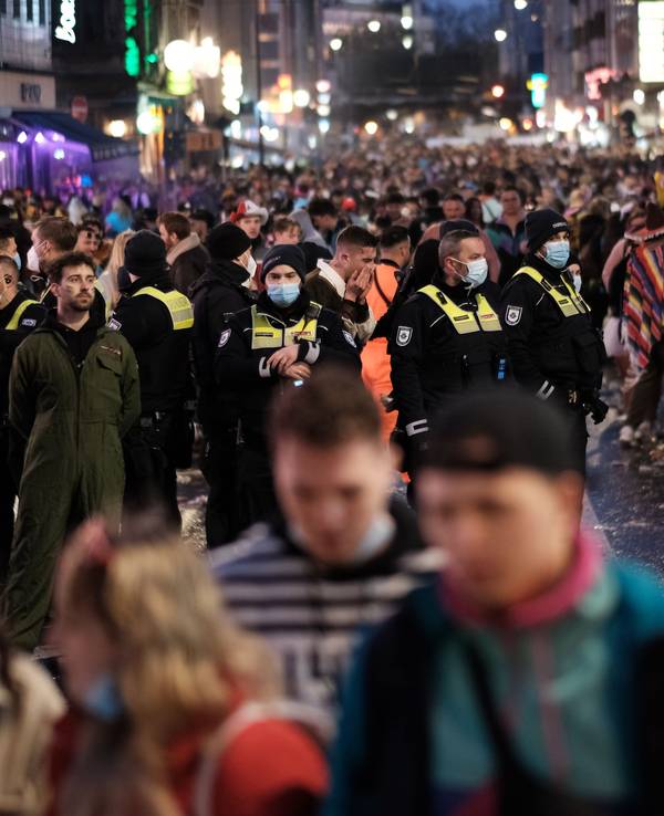Polizei und Ordnungsamt steht an Weiberfastnacht mittendrin in einer großen Menschenmasse auf der Zülpicher Straße in Köln.