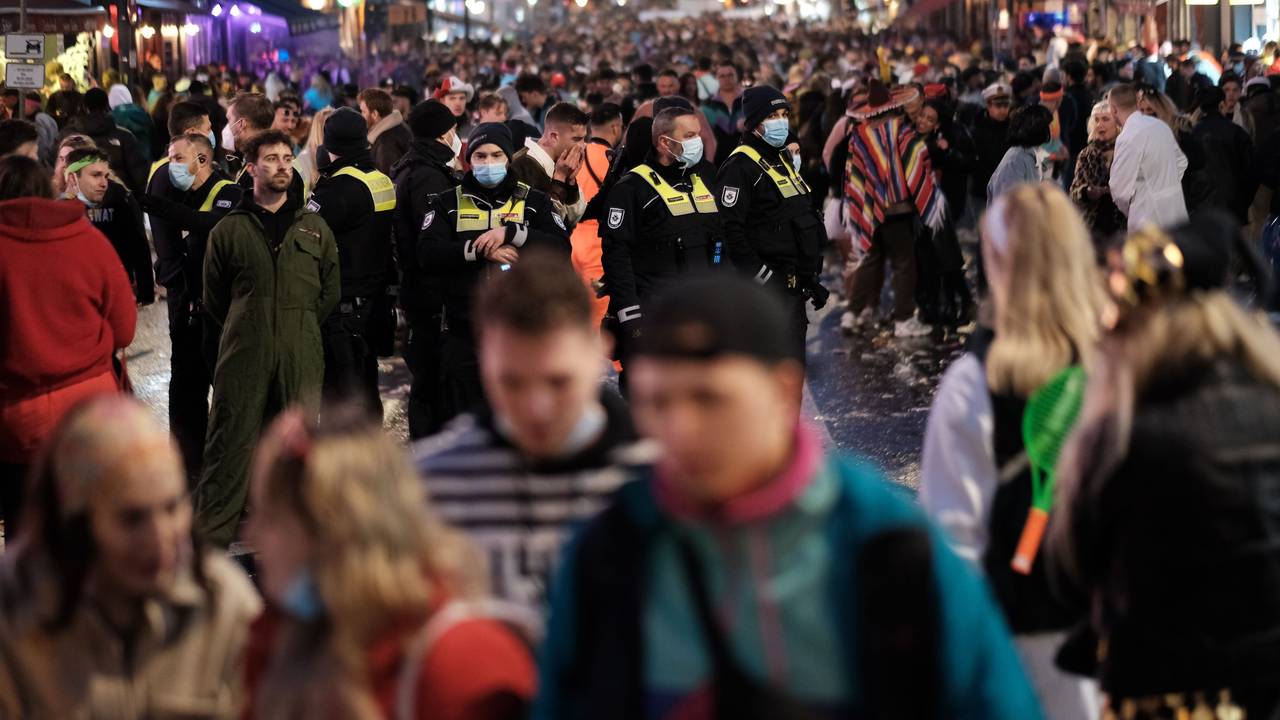Polizei und Ordnungsamt steht an Weiberfastnacht mittendrin in einer großen Menschenmasse auf der Zülpicher Straße in Köln.