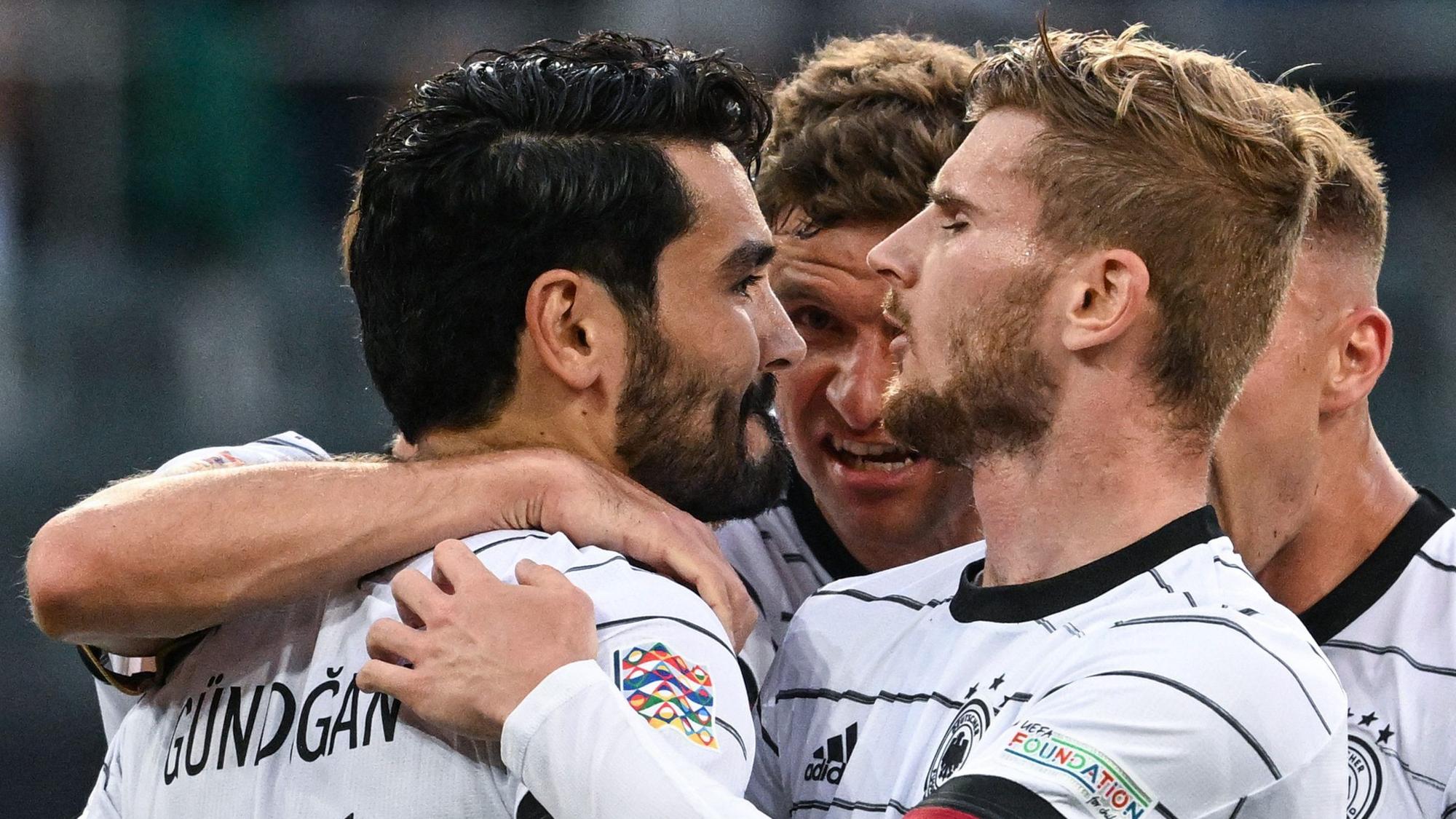 Deutschlands Torschütze Ilkay Gündogan (l-r) jubelt mit Thomas Müller, Timo Werner und Joshua Kimmich nach seinem 2:0 im DFB-Spiel gegen Italien