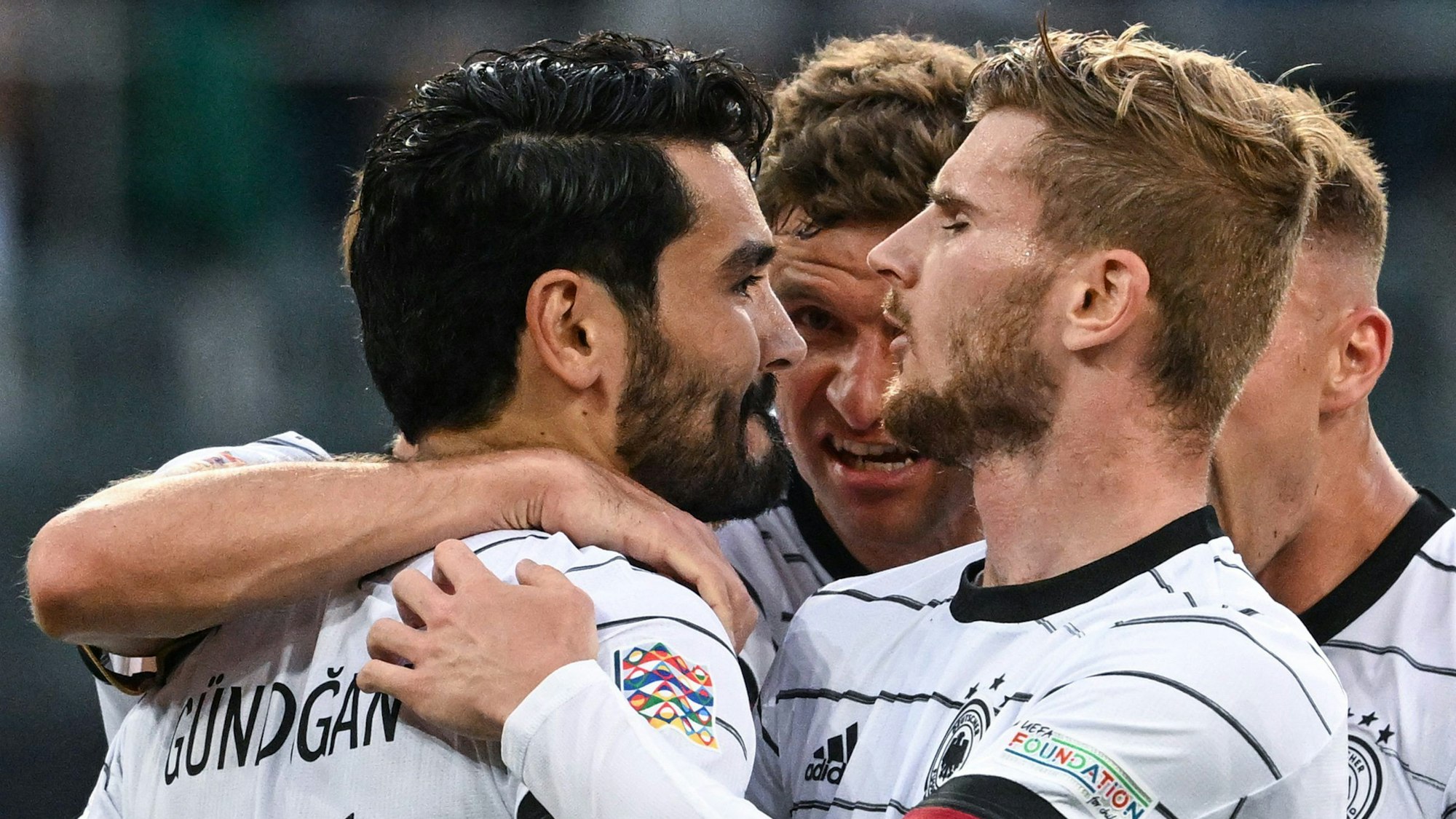 Deutschlands Torschütze Ilkay Gündogan (l-r) jubelt mit Thomas Müller, Timo Werner und Joshua Kimmich nach seinem 2:0 im DFB-Spiel gegen Italien