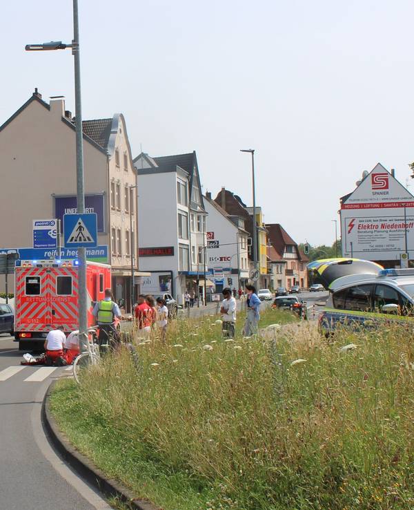 Nach dem Unfall in Bergisch Gladbach sind ein Rettungswagen und die Polizei vor Ort.
