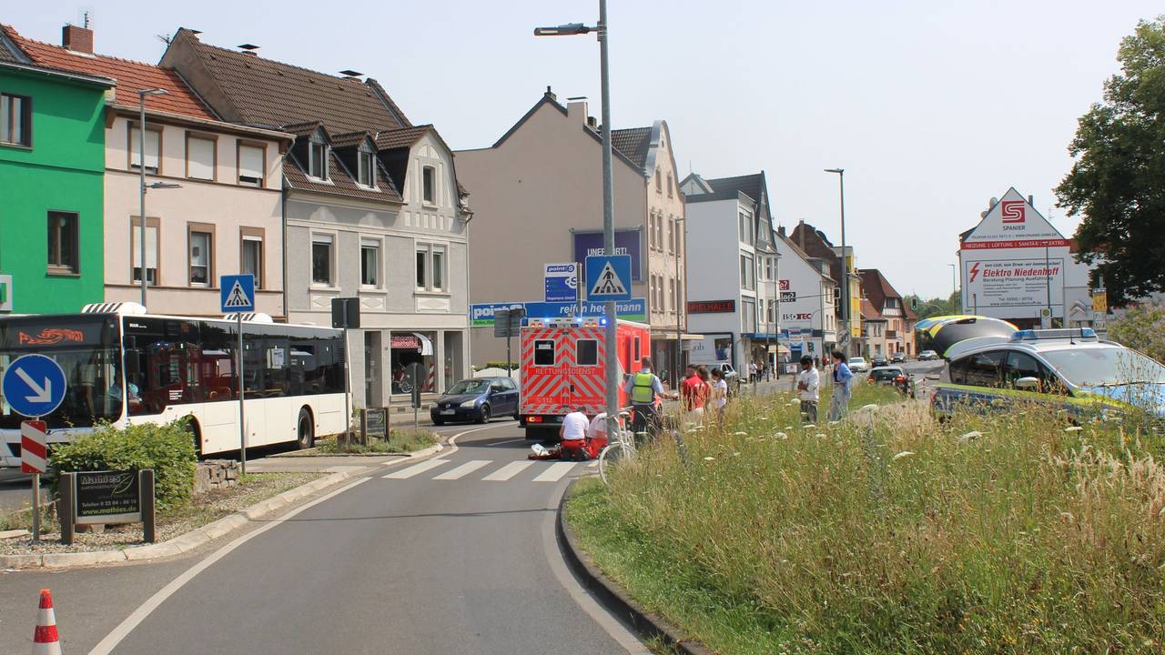 Nach dem Unfall in Bergisch Gladbach sind ein Rettungswagen und die Polizei vor Ort.