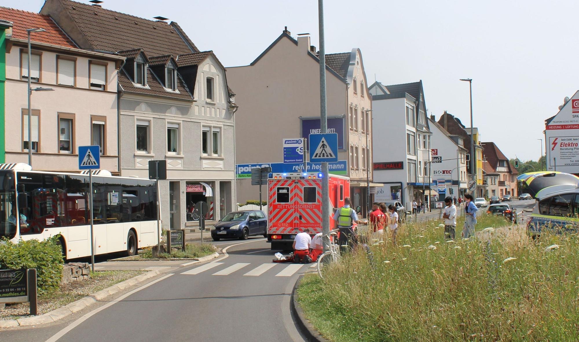 Nach dem Unfall in Bergisch Gladbach sind ein Rettungswagen und die Polizei vor Ort.