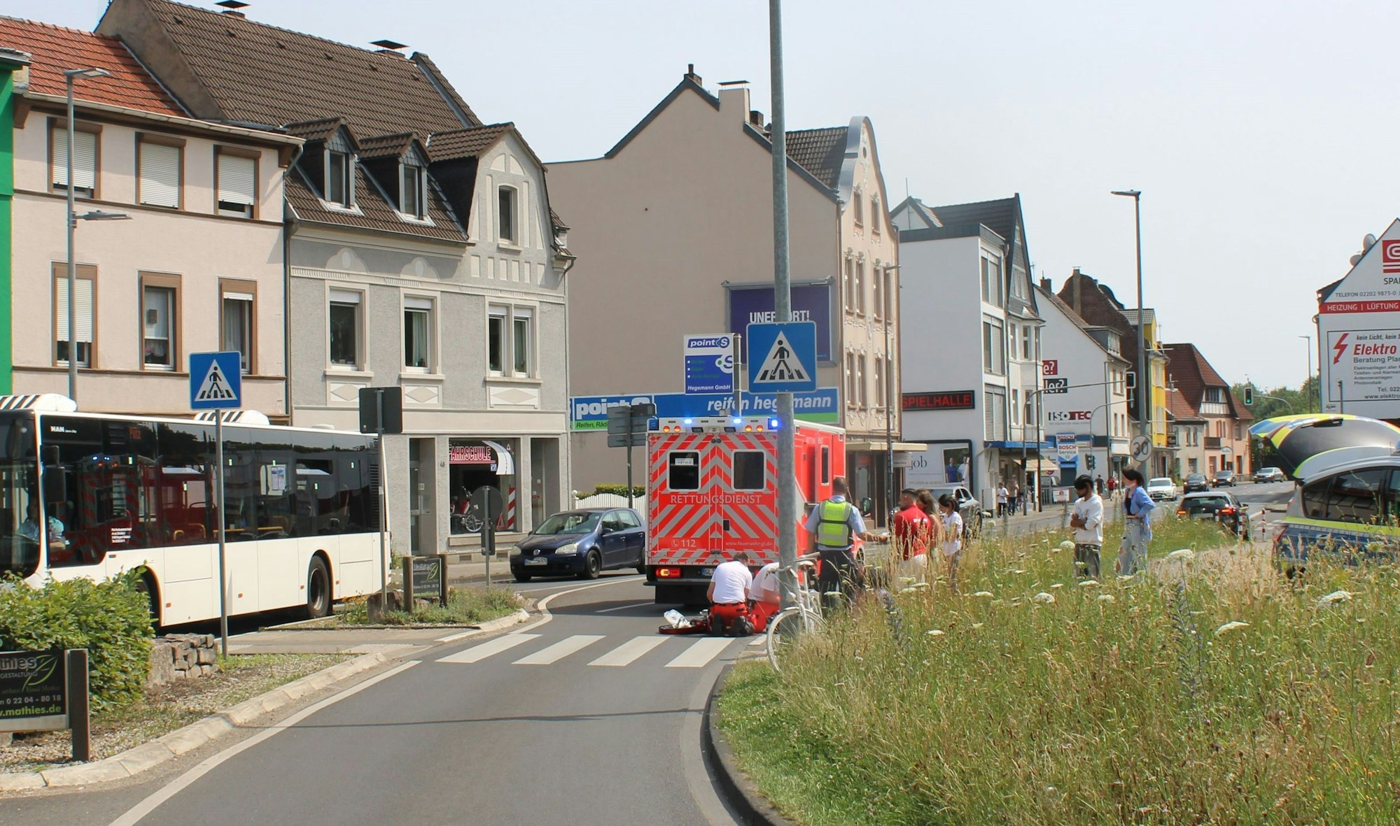 Nach dem Unfall in Bergisch Gladbach sind ein Rettungswagen und die Polizei vor Ort.