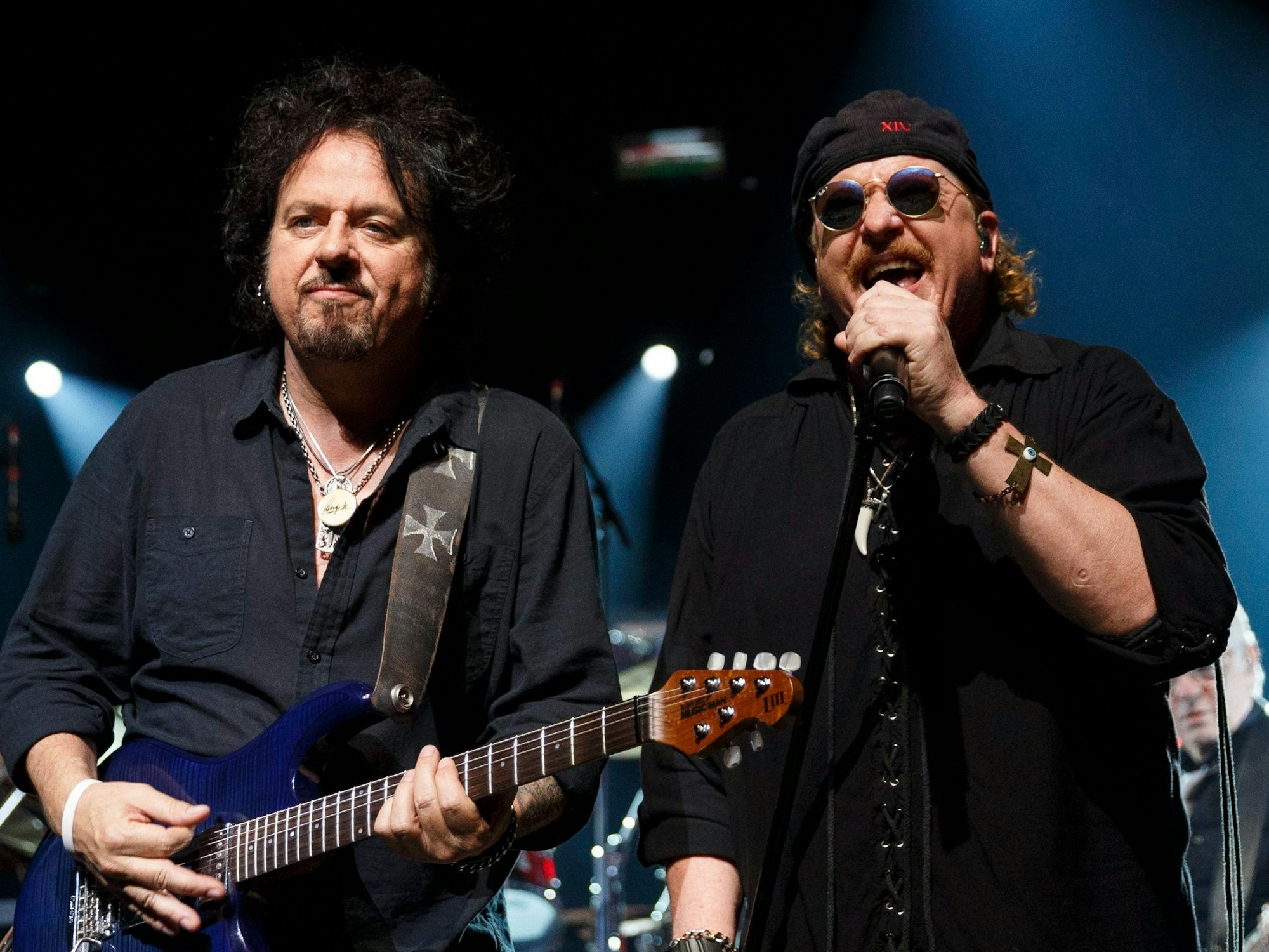 Steve Lukather (l.) und Joseph Williams (r.) von der Band „Toto“ auf dem 49. Jazzfestival von Montreux im Juli 2015. Einer ihrer Songs ist 40 Jahre nach Erscheinen so beliebt wie nie.