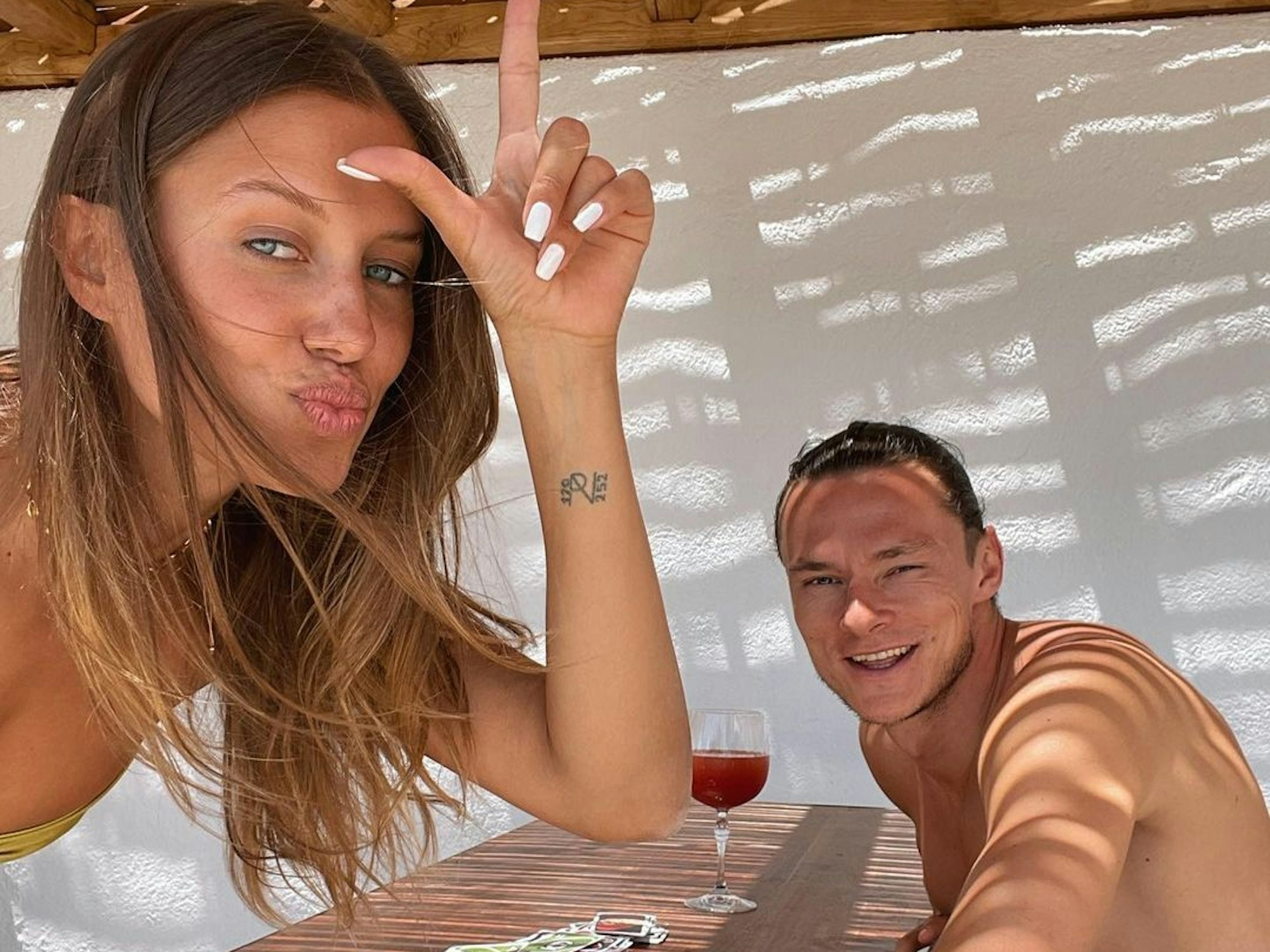Nico Schulz (r.) und Nicole Poturalski posieren für ein Selfie