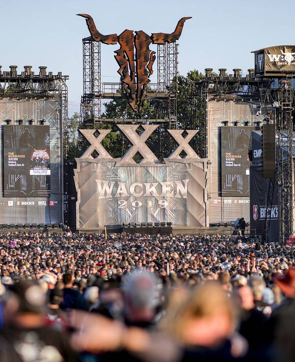 Zuschauermenge vor der Bühne beim Festival in Wacken.