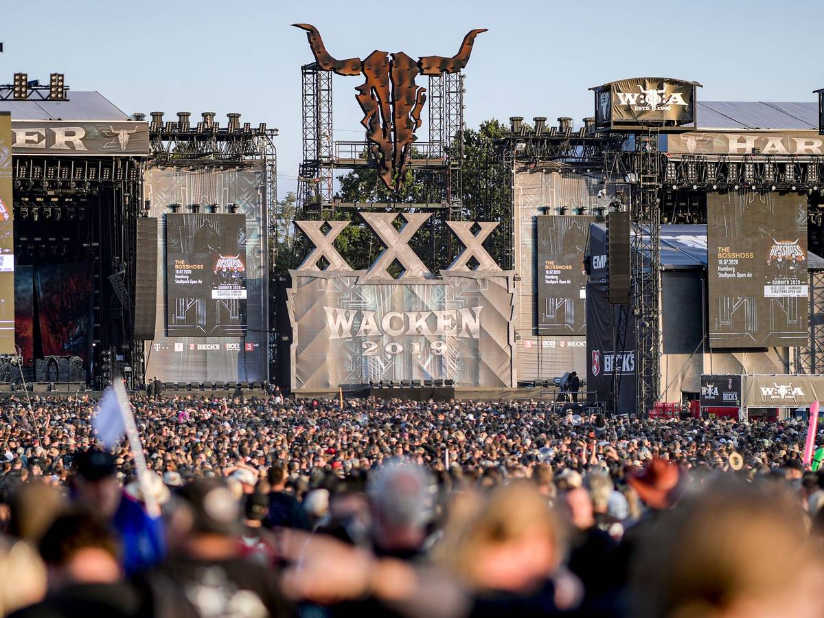 Zuschauermenge vor der Bühne beim Festival in Wacken.