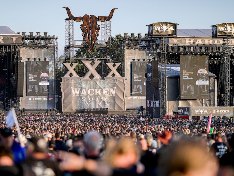 Zuschauermenge vor der Bühne beim Festival in Wacken.