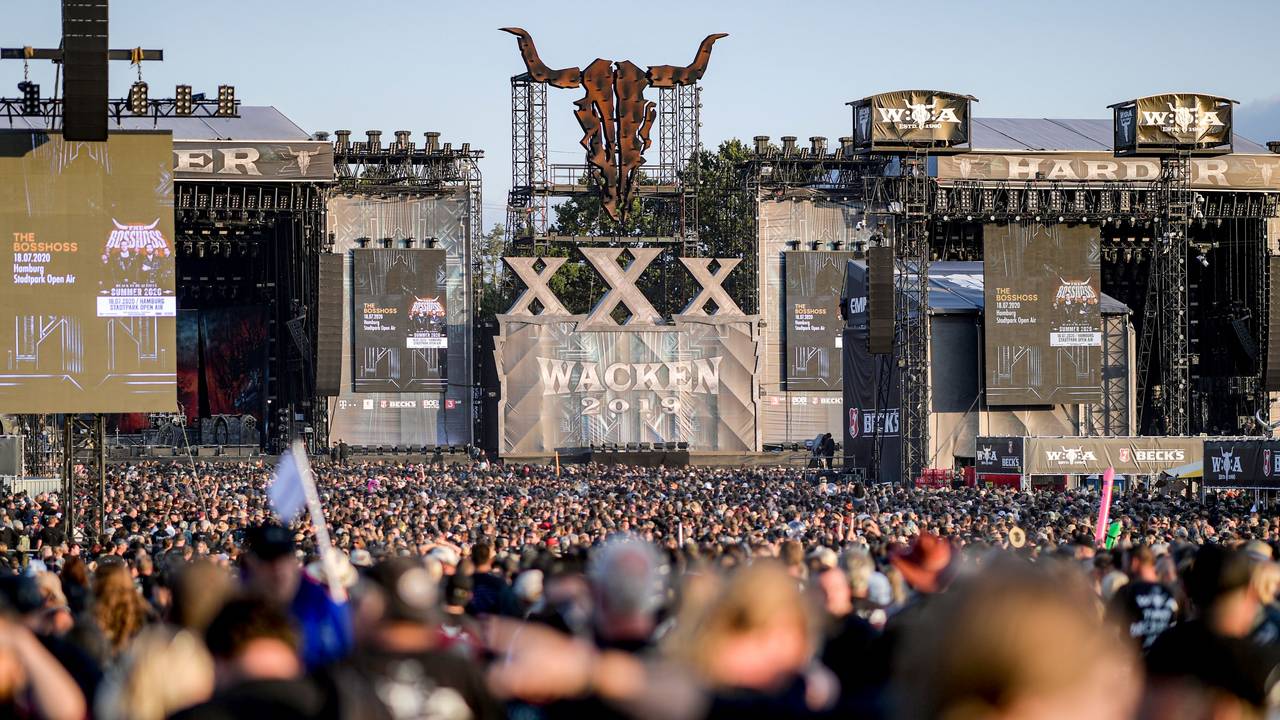 Zuschauermenge vor der Bühne beim Festival in Wacken.