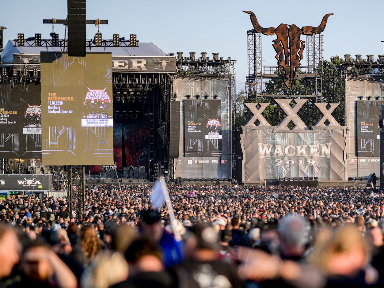 Zuschauermenge vor der Bühne beim Festival in Wacken.