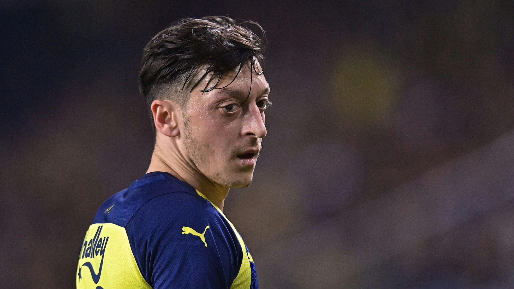 Mesut Özil steht während des Spiels gegen Yeni Malatyaspor auf dem Rasen