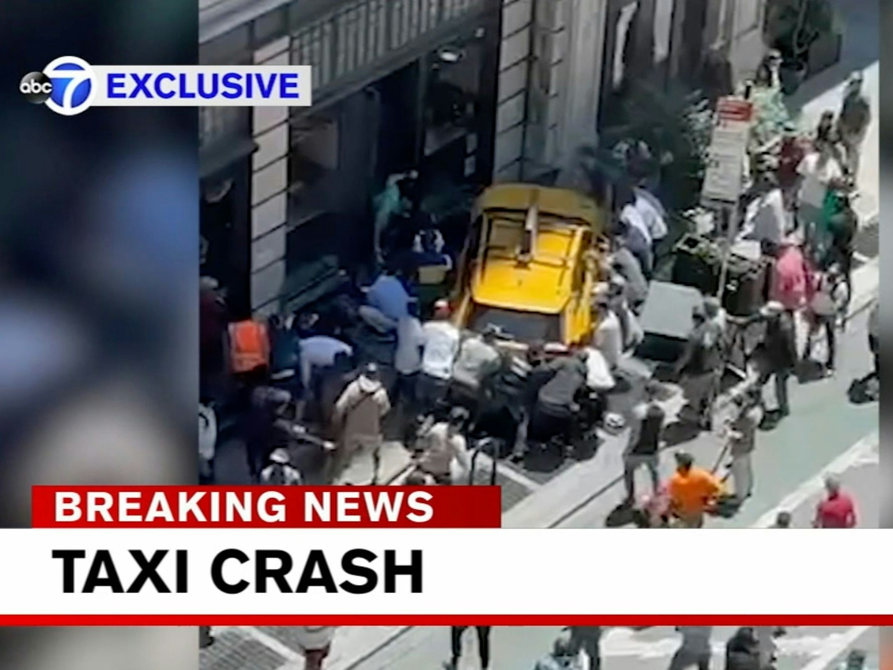 Menschen helfen Fußgängern, die von einem Taxi angefahren wurden. Am Broadway in New York ist ein Taxi offenbar versehentlich auf den Gehweg und in eine Menschenmenge gefahren.