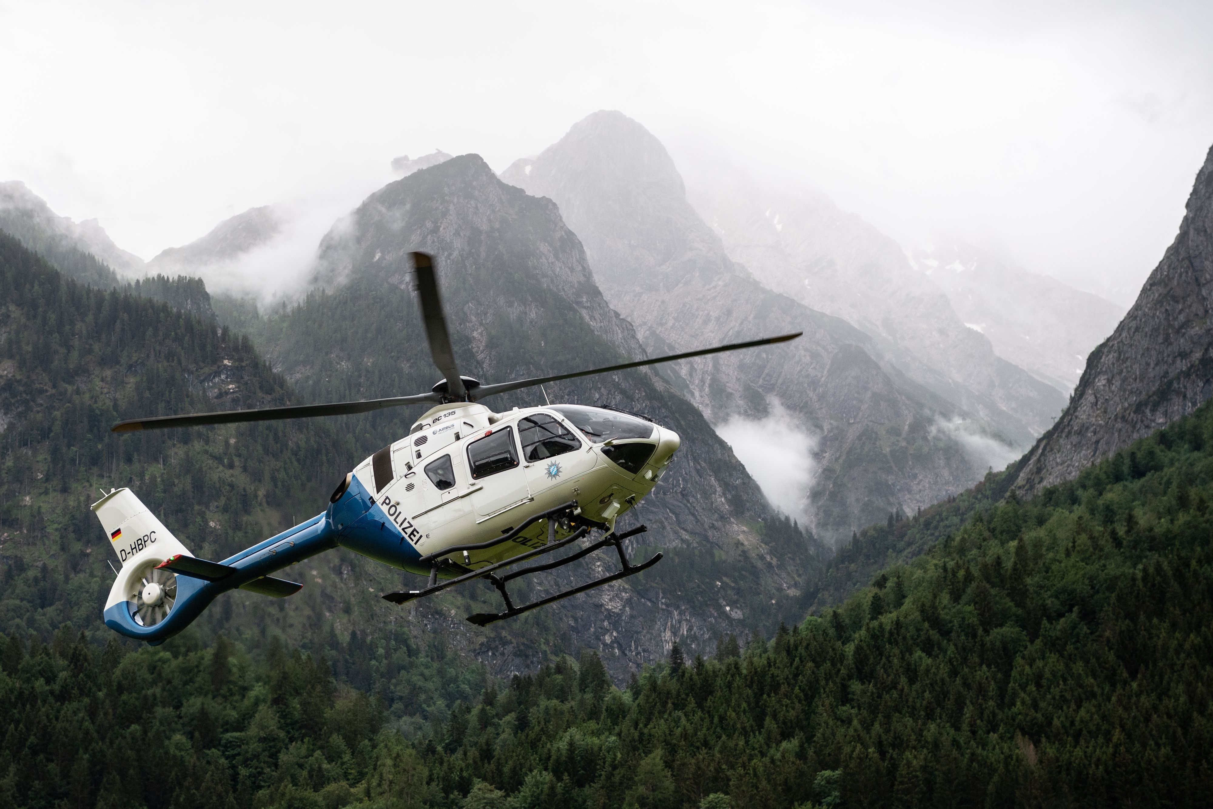 Ein Hubschrauber der Polizei startet nach der Rettung von Wanderern von der Höllentalangerhütte vom Landeplatz im Tal. Die Aufnahme dient als Symbolfoto.