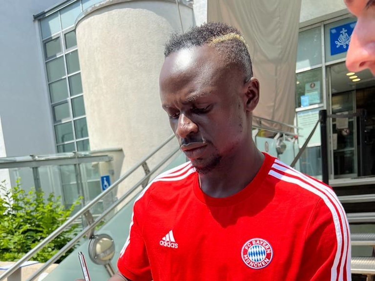 Liverpools Stürmer Sadio Mané beim Verlassen des Krankenhauses.