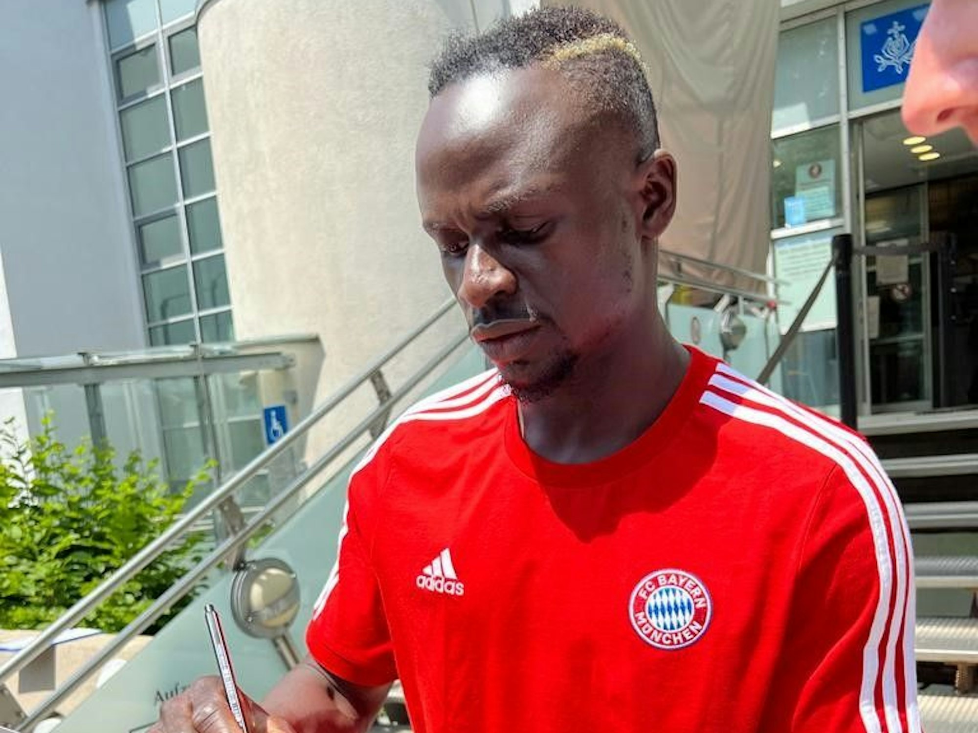 Liverpools Stürmer Sadio Mané beim Verlassen des Krankenhauses.