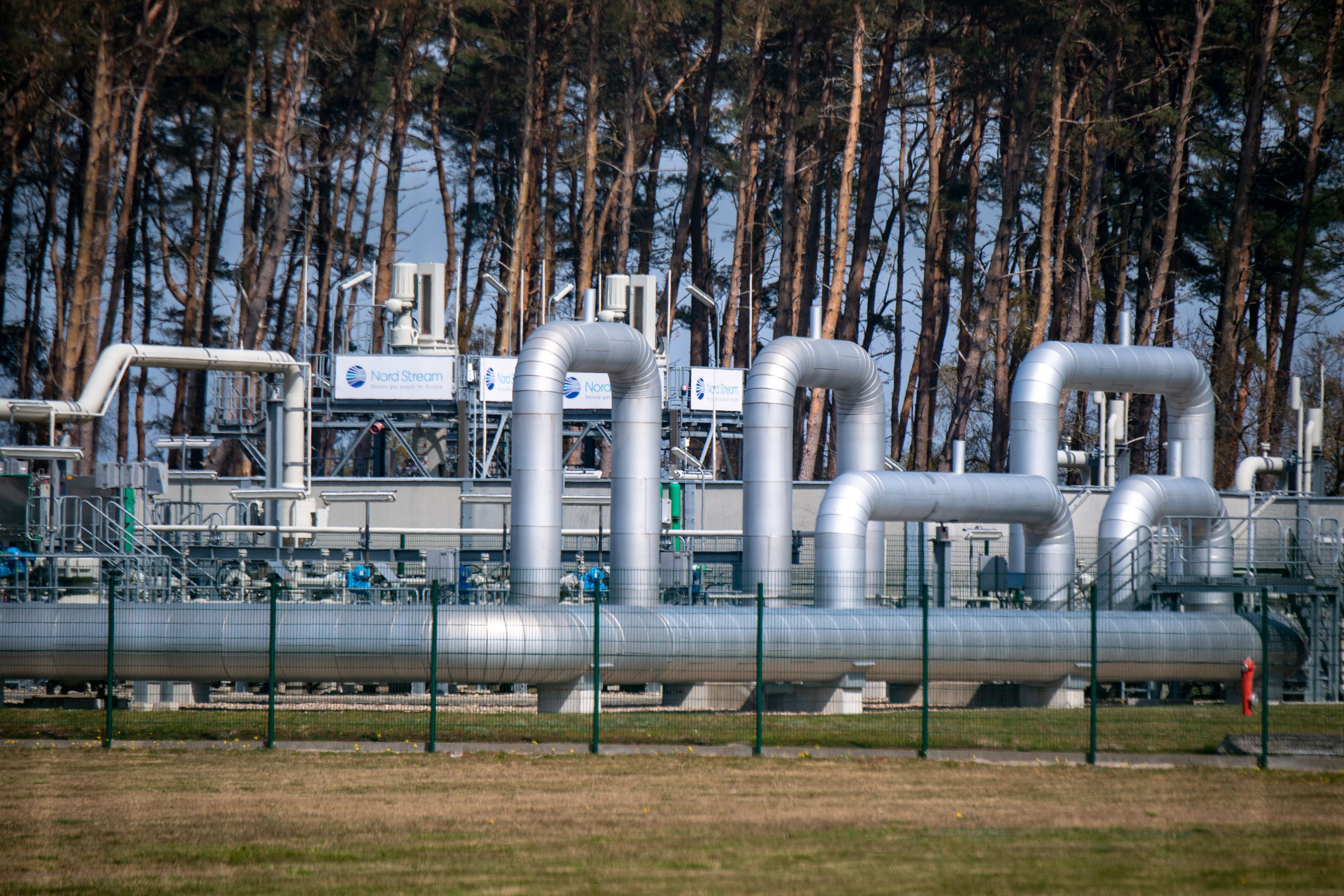 Blick auf Rohrsysteme und Absperrvorrichtungen in der Gasempfangsstation der Ostseepipeline Nord Stream 1 und der Übernahmestation der Ferngasleitung OPAL (Ostsee-Pipeline-Anbindungsleitung). Das Foto wurde am 27.04.2022 aufgenommen.