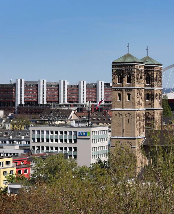 St. Heribert in Deutz mit der Köln Arena im Hintergrund.